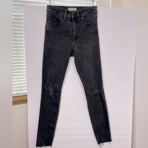 Madewell size 26 9” high rise skinny jeans w/shredded knee & frayed ankle detail